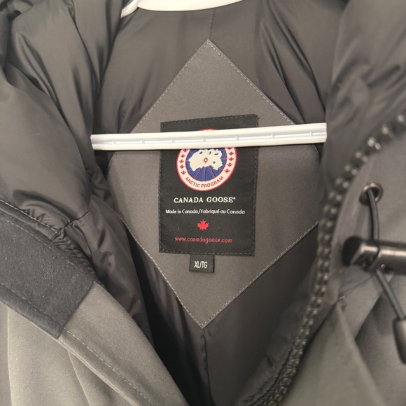 Men’s Canada Goose Chateau Jacket - Picture 4 of 9